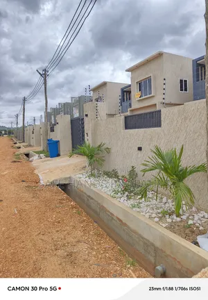 5bdrm House in Lakeside, Accra Metropolitan for sale