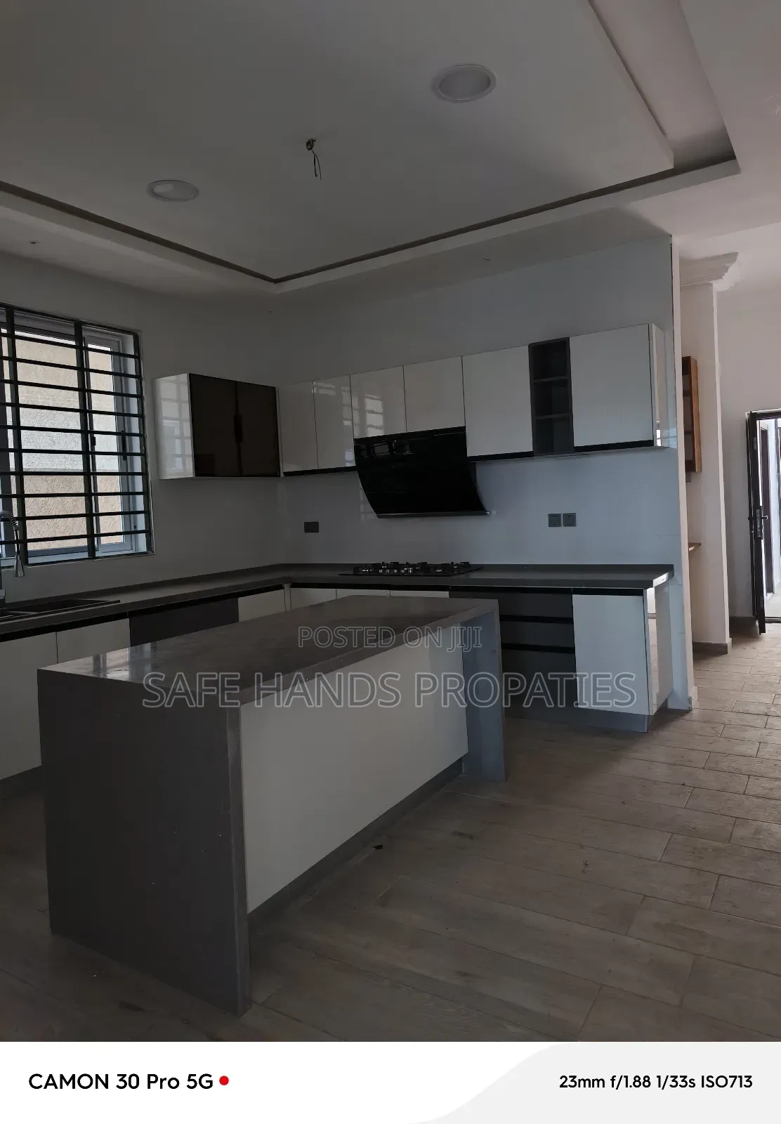 5bdrm House in Lakeside, Accra Metropolitan for sale