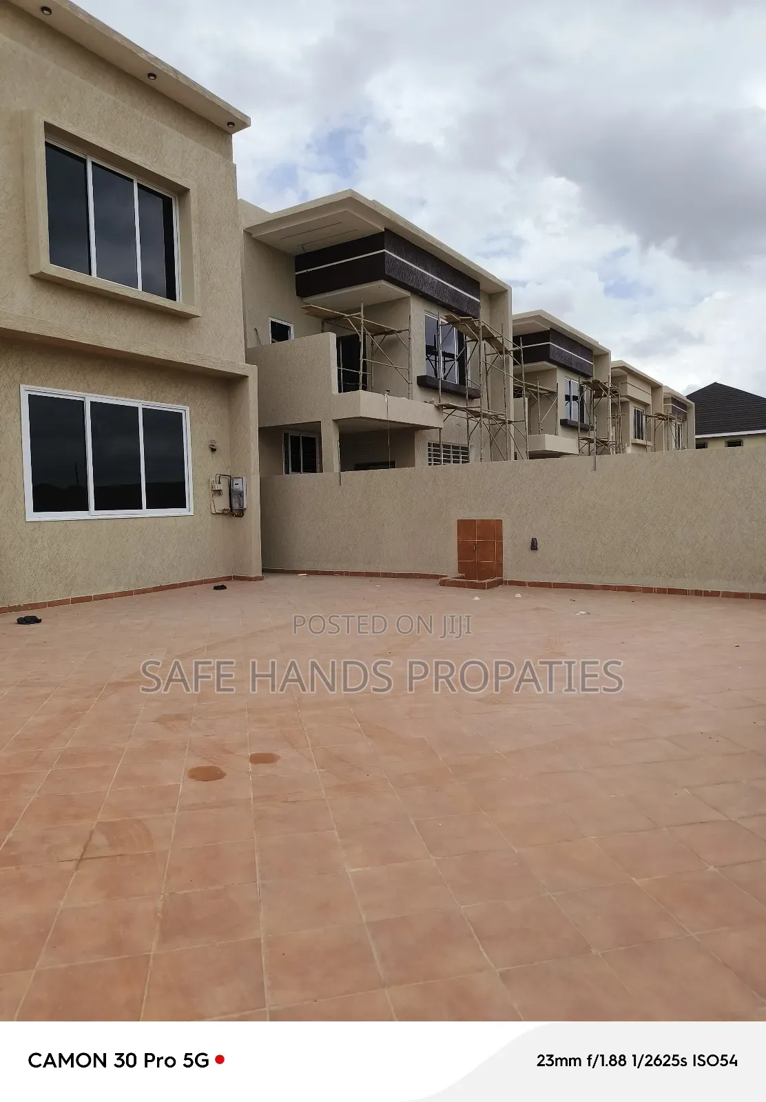 5bdrm House in Lakeside, Accra Metropolitan for sale