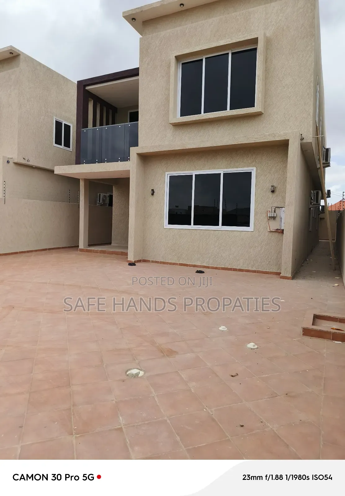 5bdrm House in Lakeside, Accra Metropolitan for sale