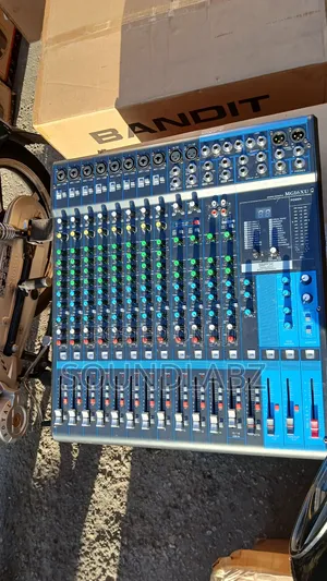Yamaha MG16XU 16-Ch Mixer With USB Audio Interface Effects