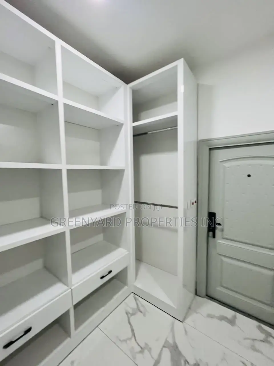 5bdrm Mansion in Mile 7, Achimota for sale