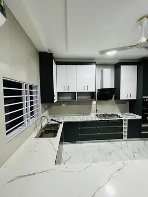 5bdrm Mansion in Mile 7, Achimota for sale