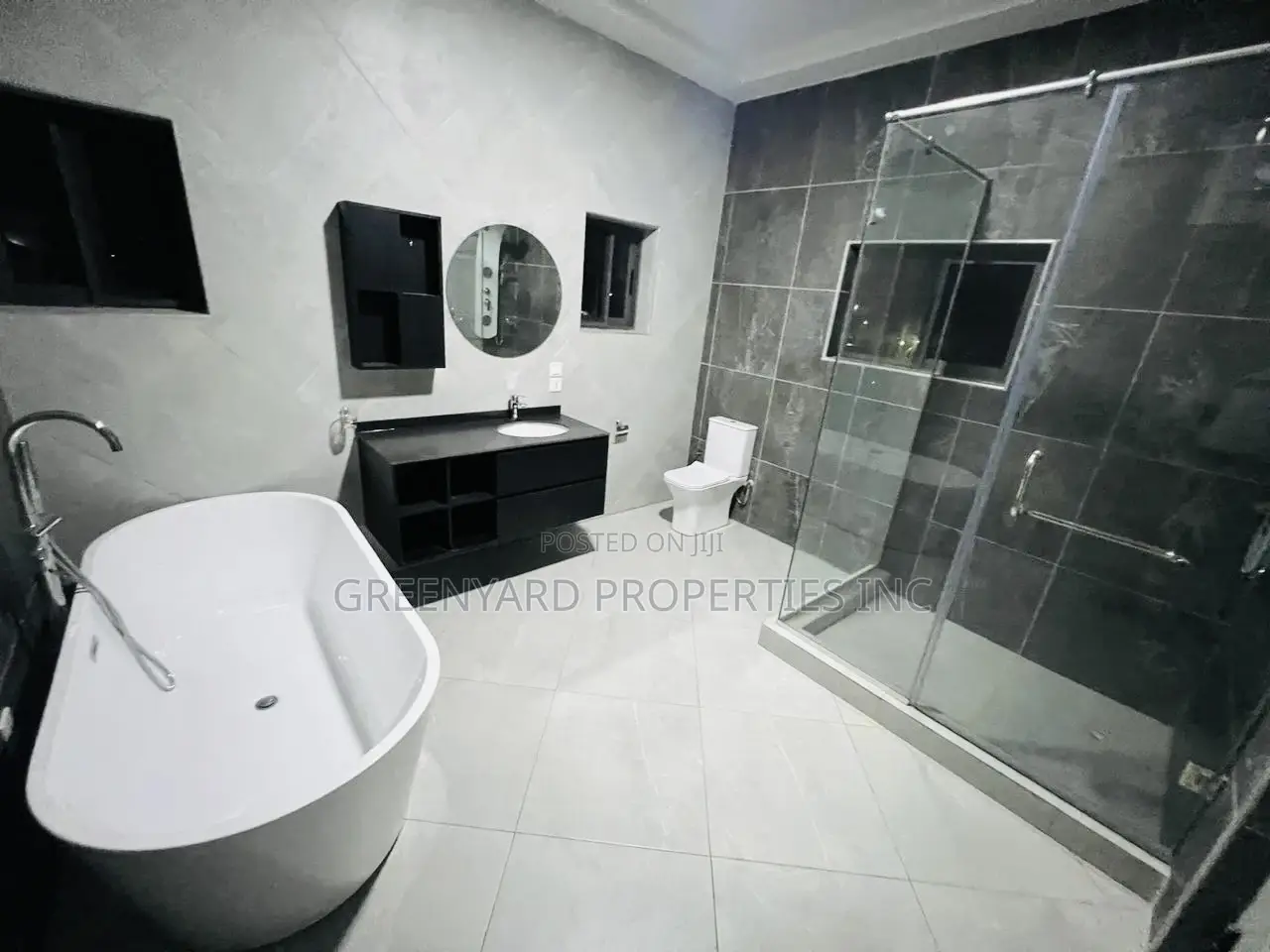 5bdrm Mansion in Mile 7, Achimota for sale