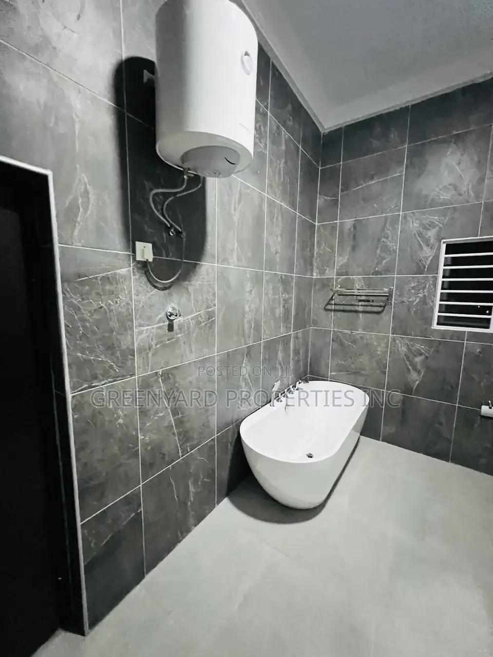 5bdrm Mansion in Mile 7, Achimota for sale