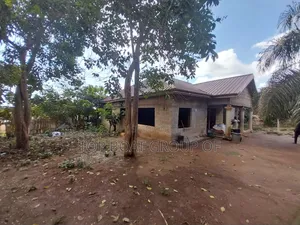 6bdrm House in Achiase Main Road, Kumasi Metropolitan for sale
