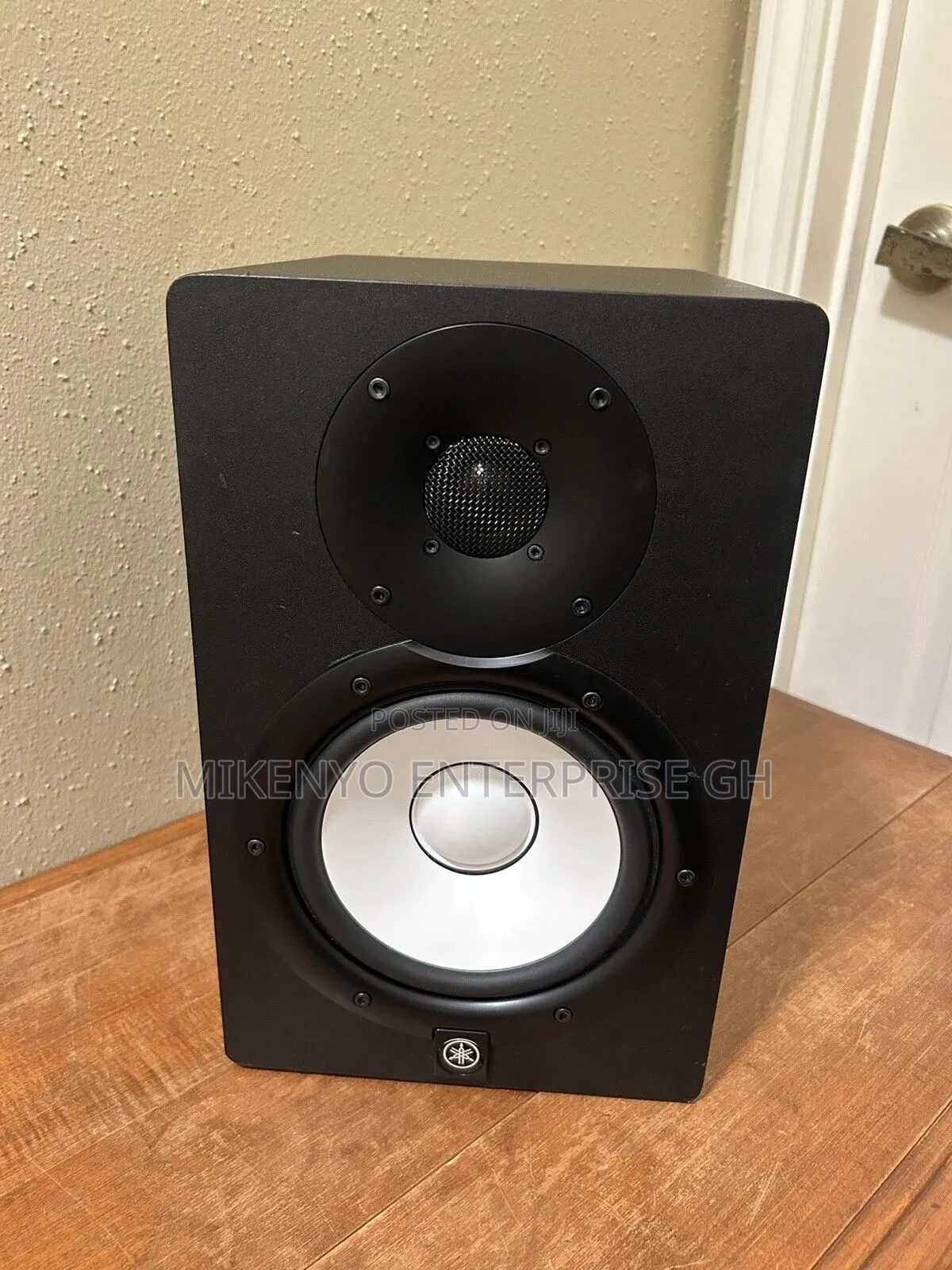 Yamaha HS7 Monitors Stands Amd Audio Cable Package
