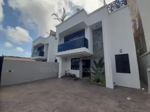6bdrm House in Skm, Labadi for sale