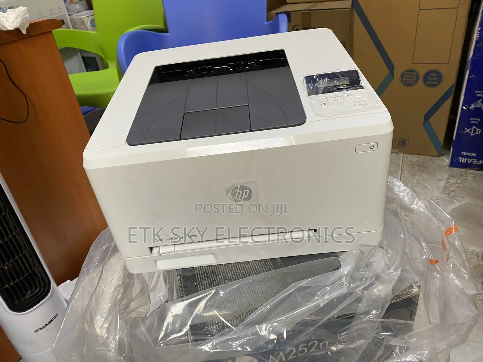 Imposing HP Laserjet Pro M252n Color Laserjet Printer