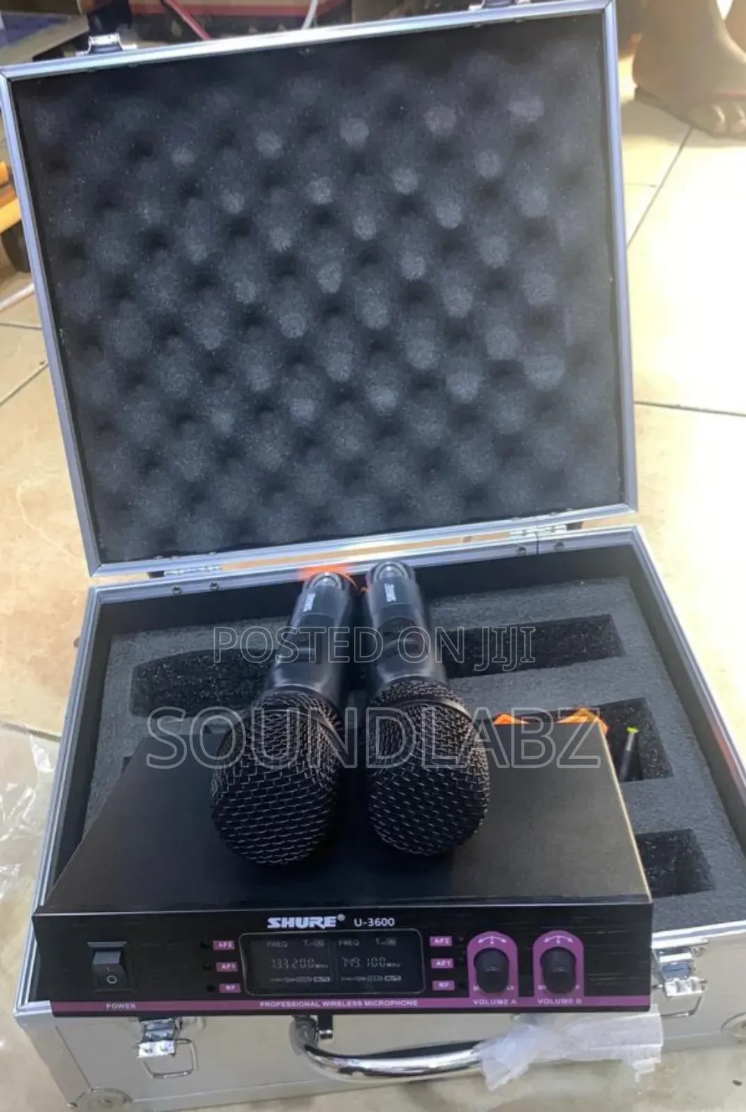 Shure U-3600 Briefcas Dual Wireless Microphone