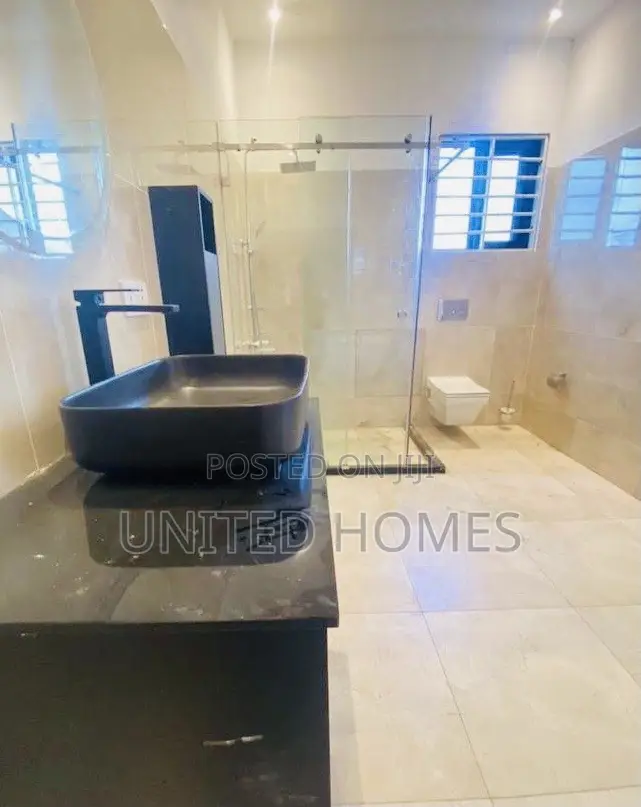5bdrm House in East Legon for sale