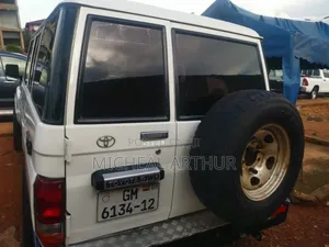Toyota Land Cruiser 2016 White