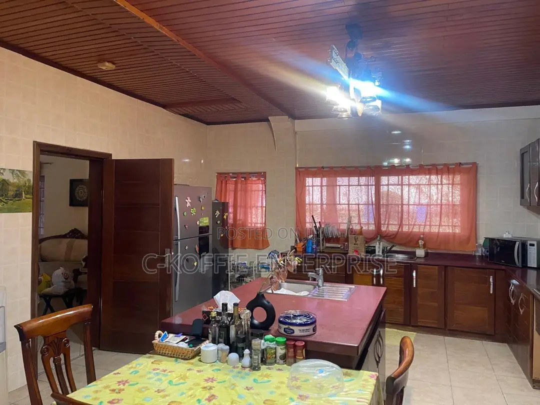 Furnished 6bdrm Mansion in Tesano for sale