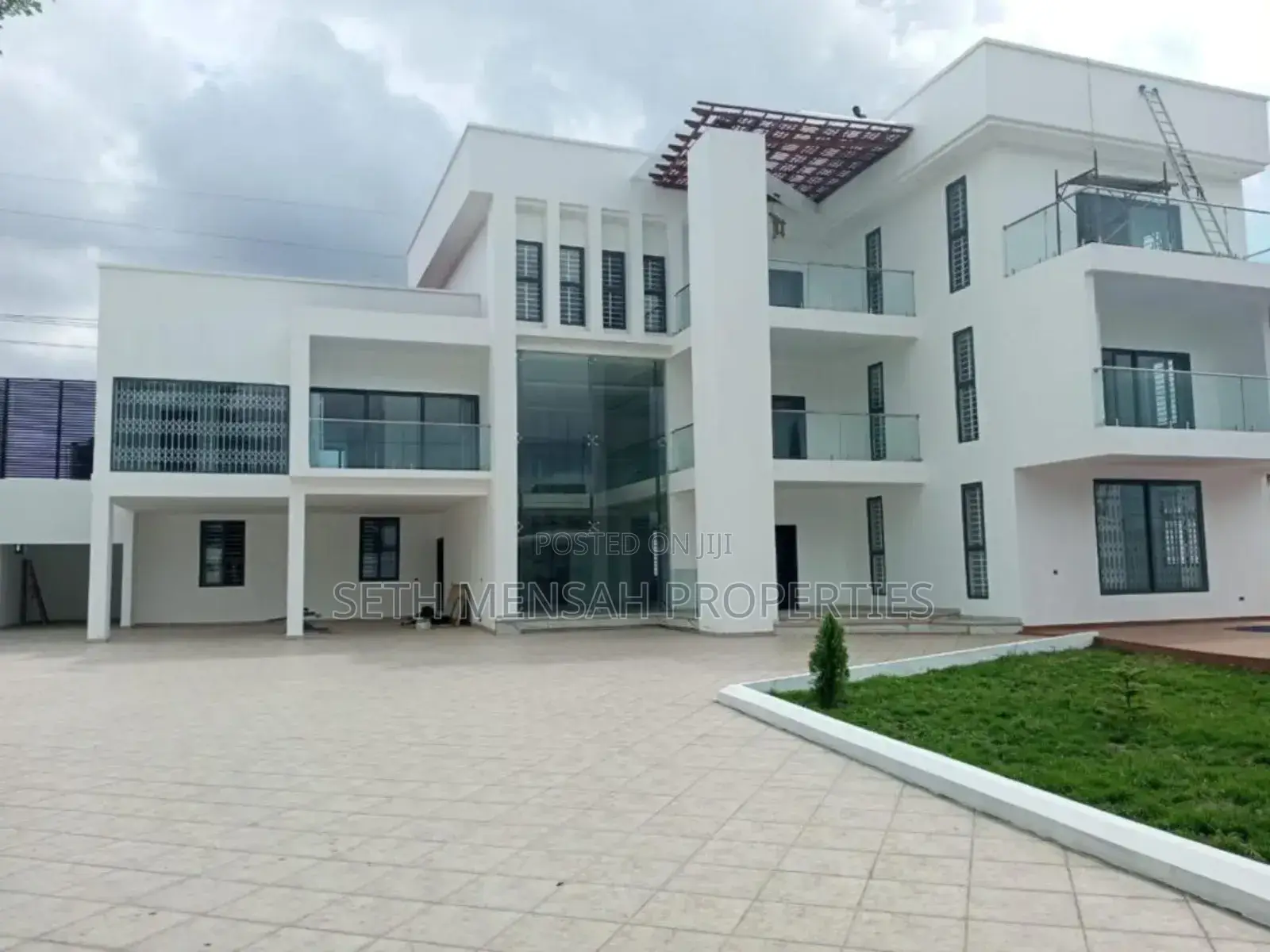 8bdrm House in Skm Properties, East Legon for sale