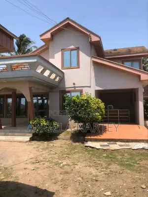 8bdrm House in Sakumono for sale