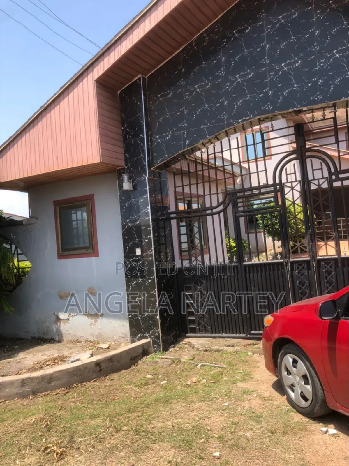 8bdrm House in Sakumono for sale