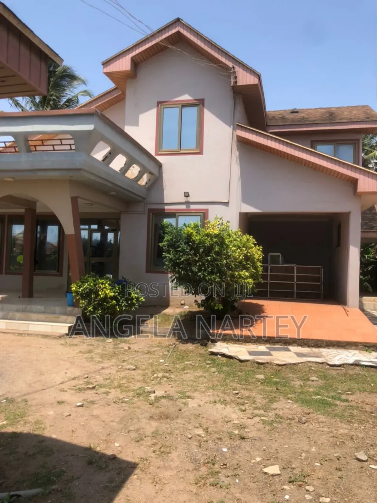 8bdrm House in Sakumono for sale