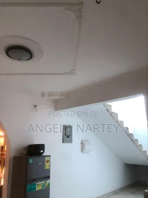 8bdrm House in Sakumono for sale