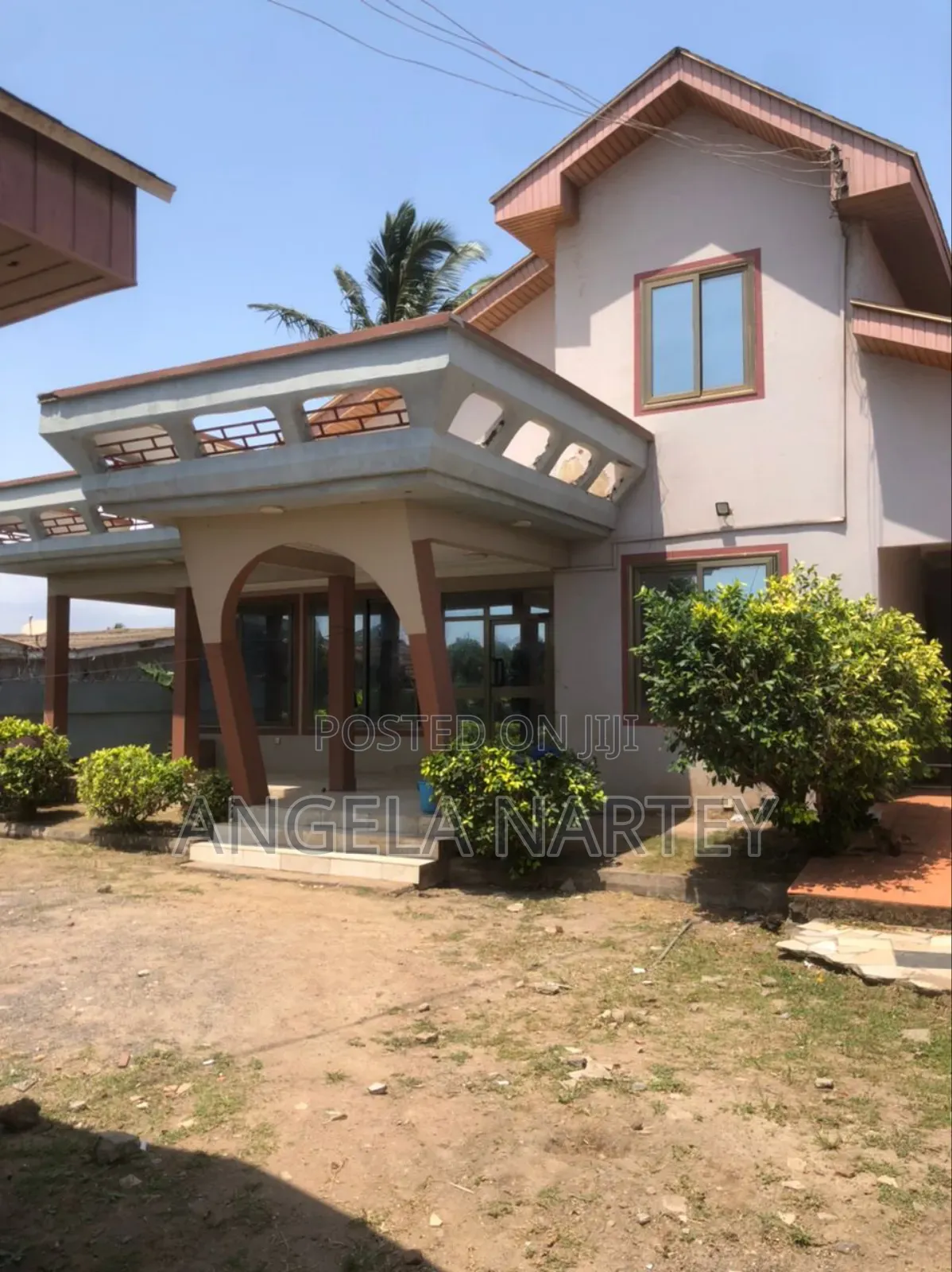 8bdrm House in Sakumono for sale