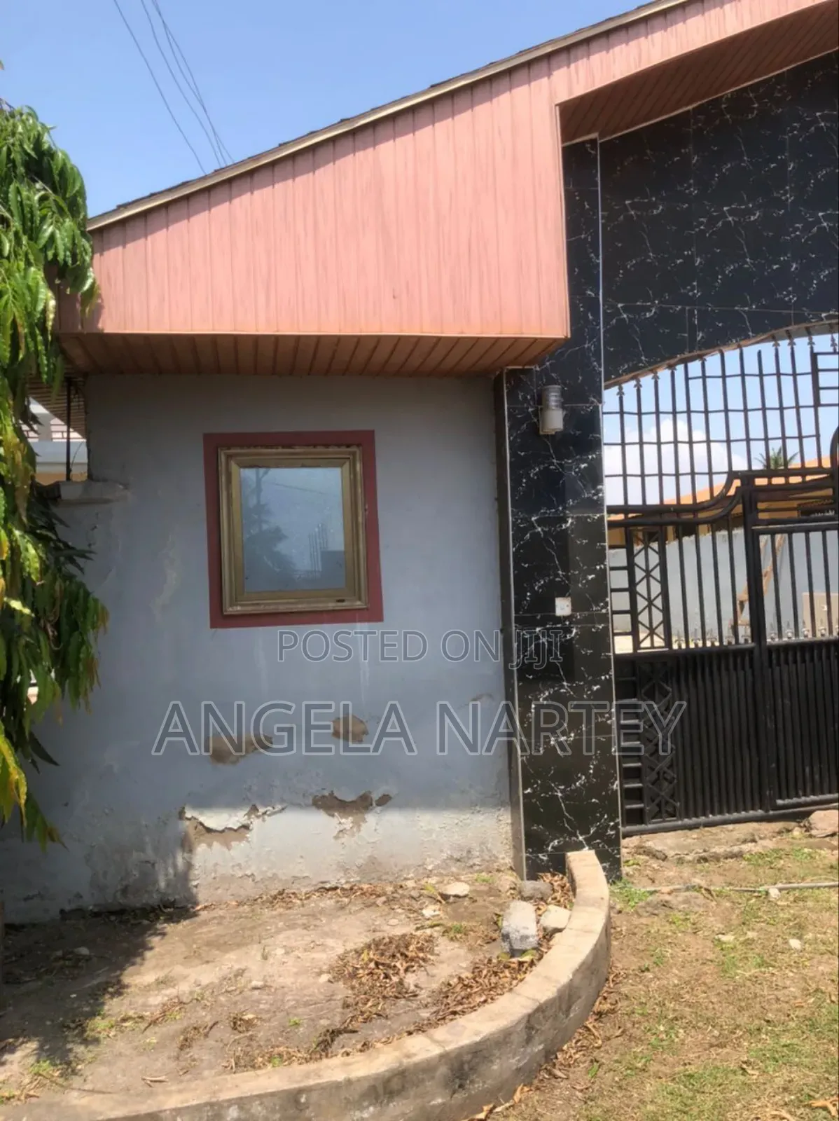 8bdrm House in Sakumono for sale
