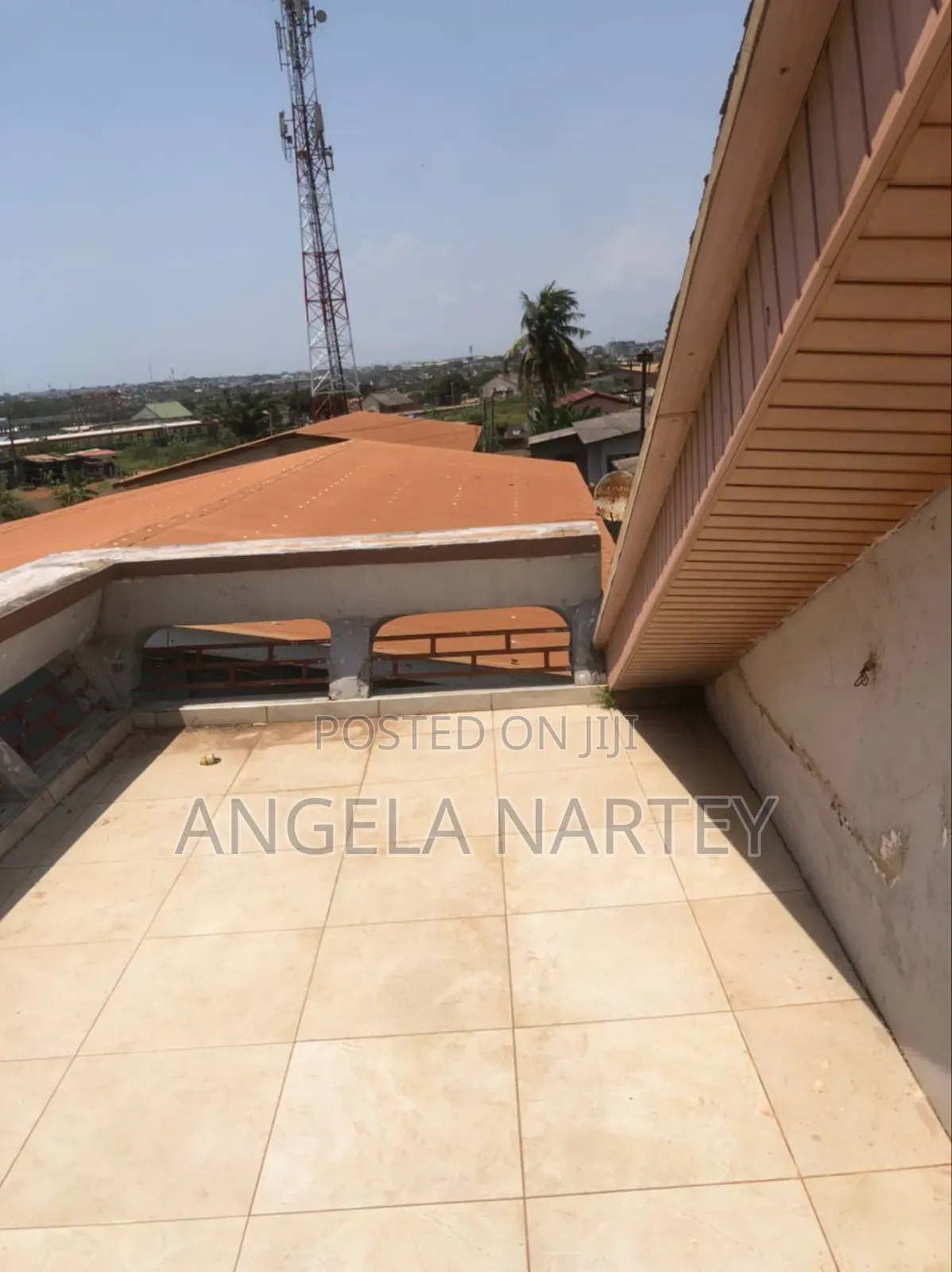 8bdrm House in Sakumono for sale