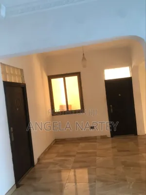 8bdrm House in Sakumono for sale