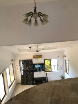 8bdrm House in Sakumono for sale