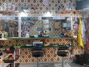 Unisex Salon for Rent