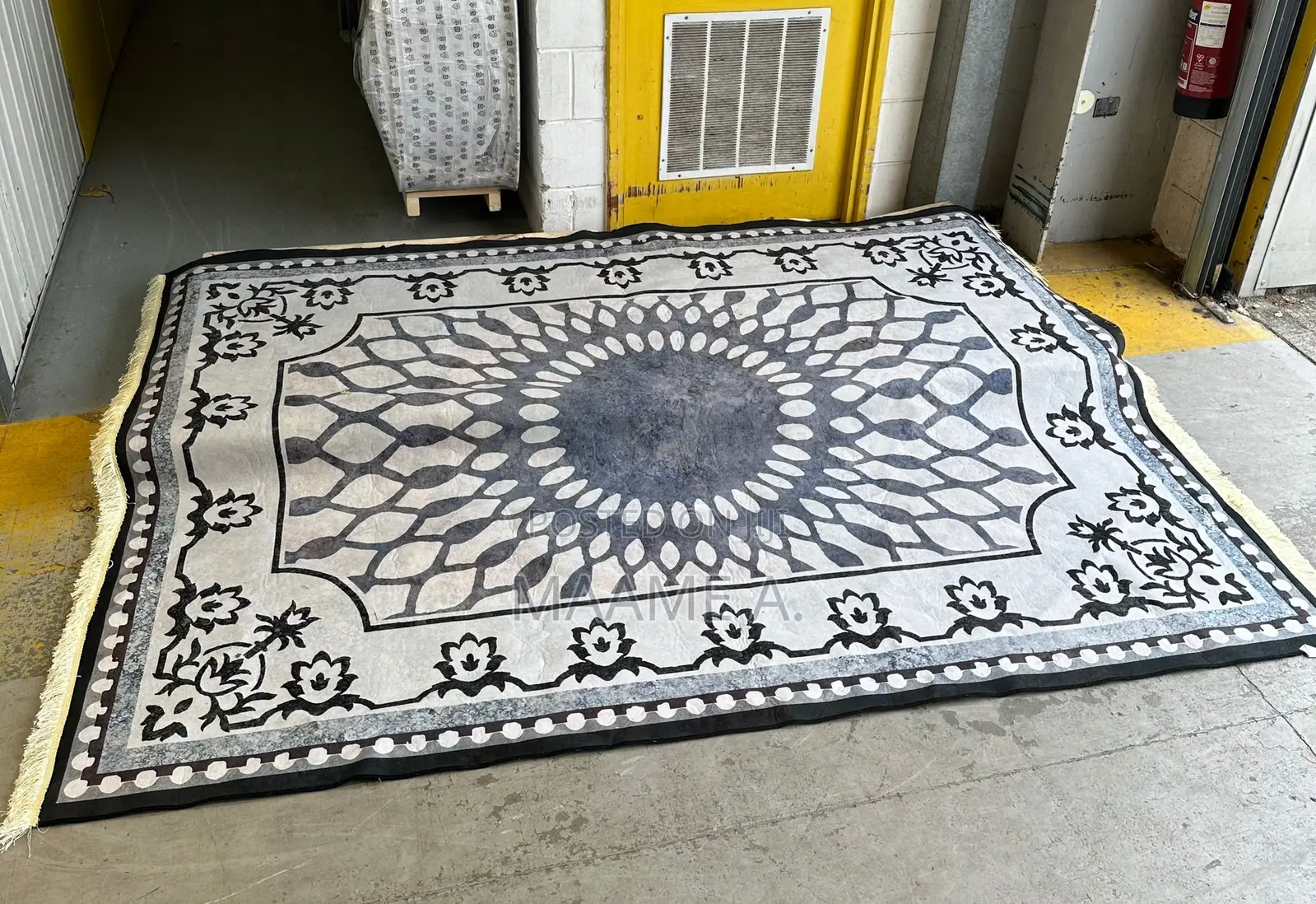 4 Rugs in Different Colours