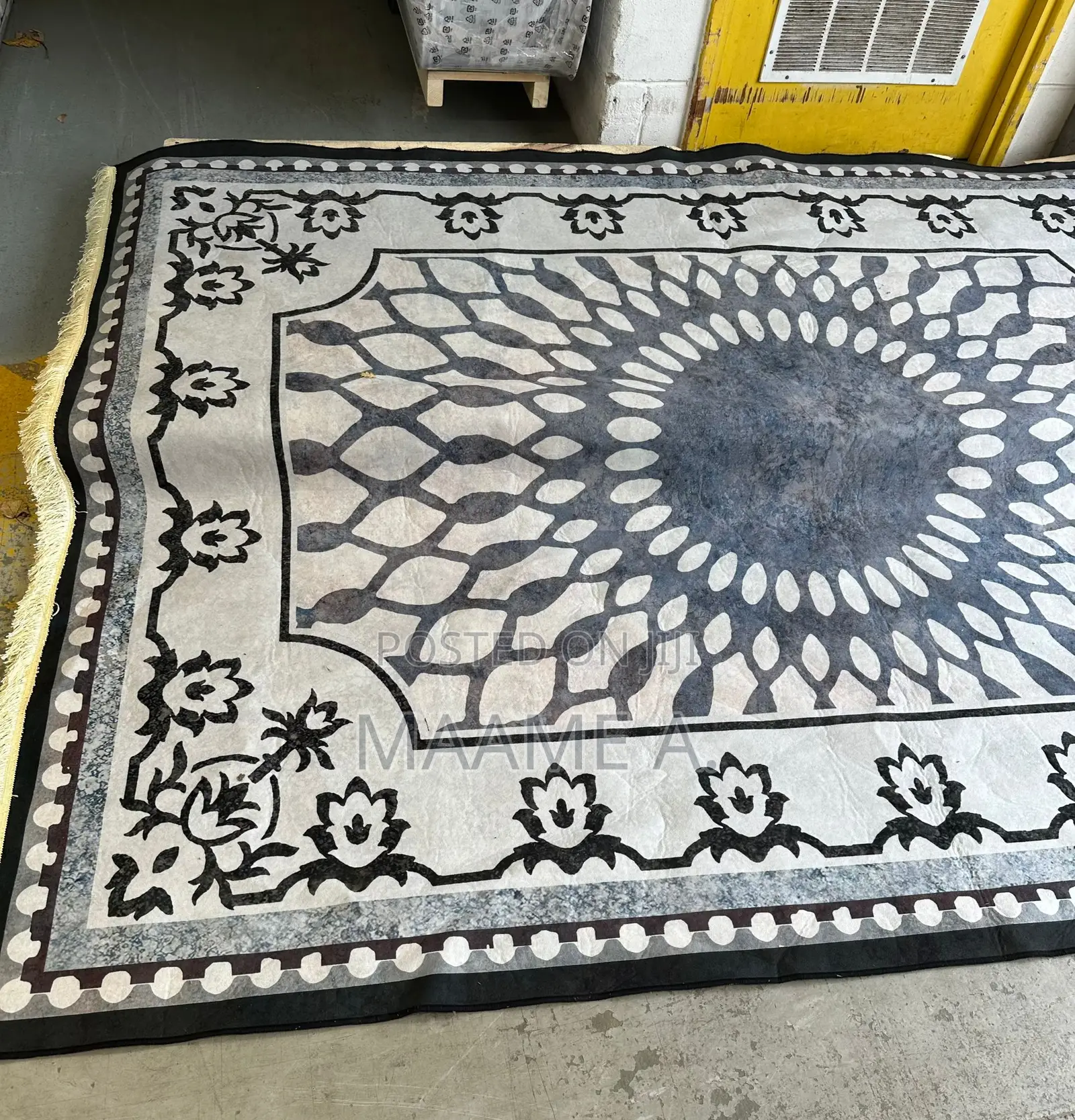 4 Rugs in Different Colours