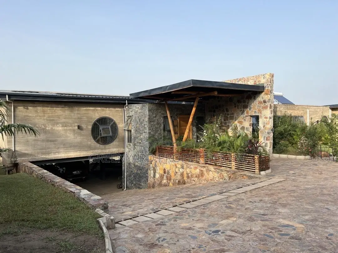 Furnished 8bdrm Mansion in Mountains, Aburi for sale