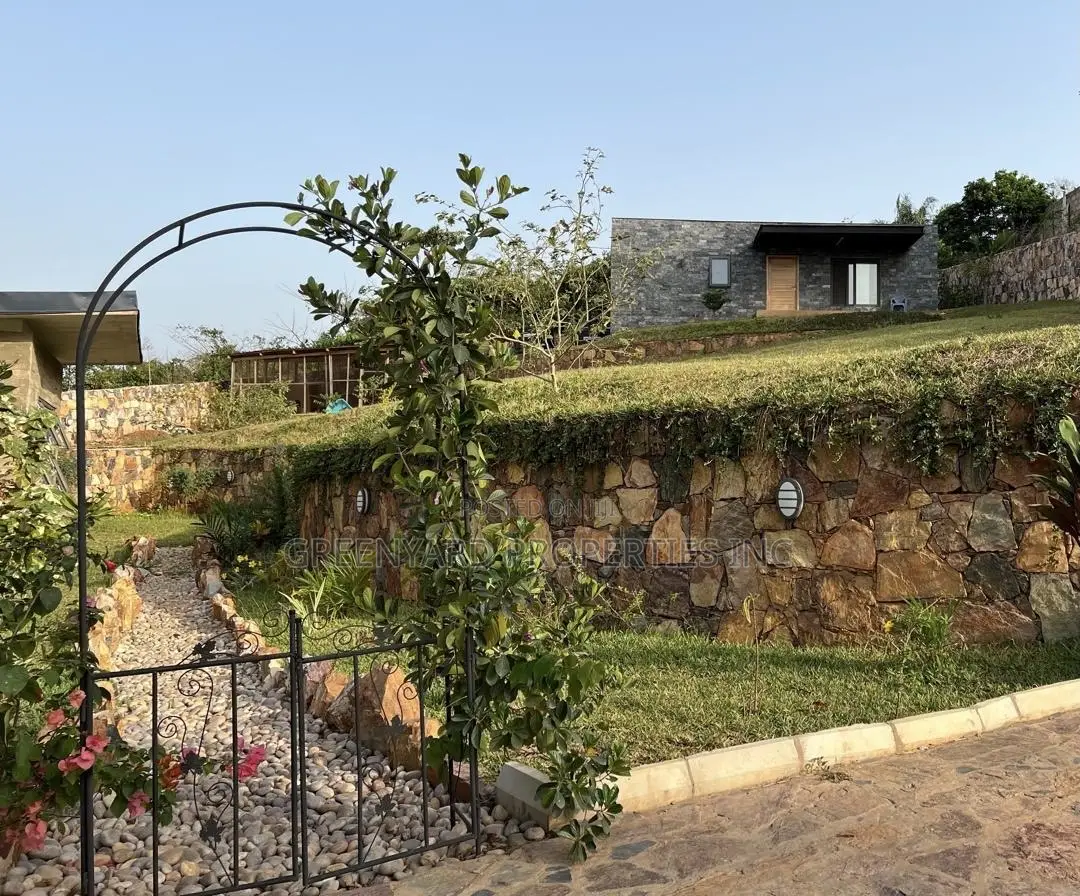 Furnished 8bdrm Mansion in Mountains, Aburi for sale