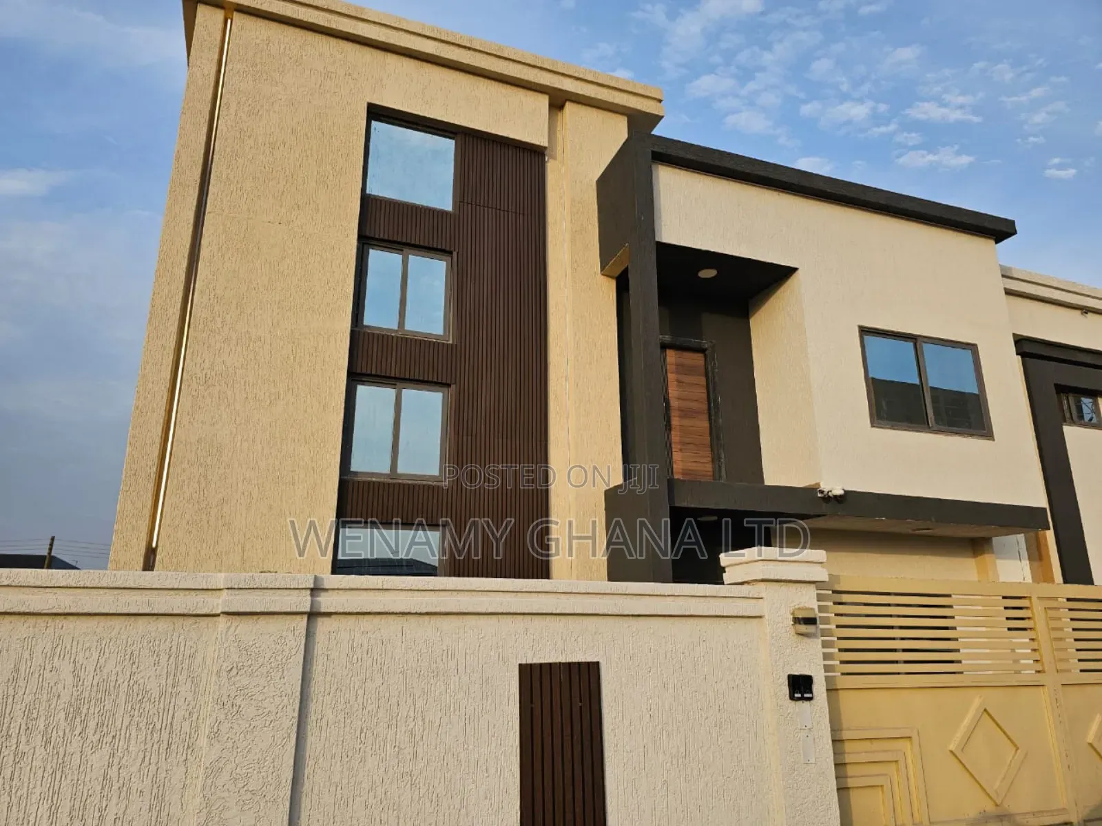 8bdrm Duplex in Devtraco, Tema Metropolitan for sale