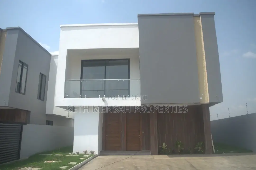 4bdrm Townhouse/Terrace in Skm, North Legon for sale