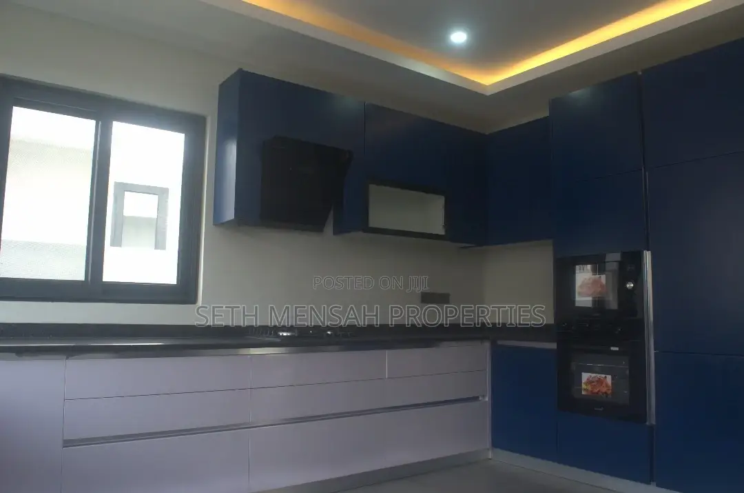 4bdrm Townhouse/Terrace in Skm, North Legon for sale
