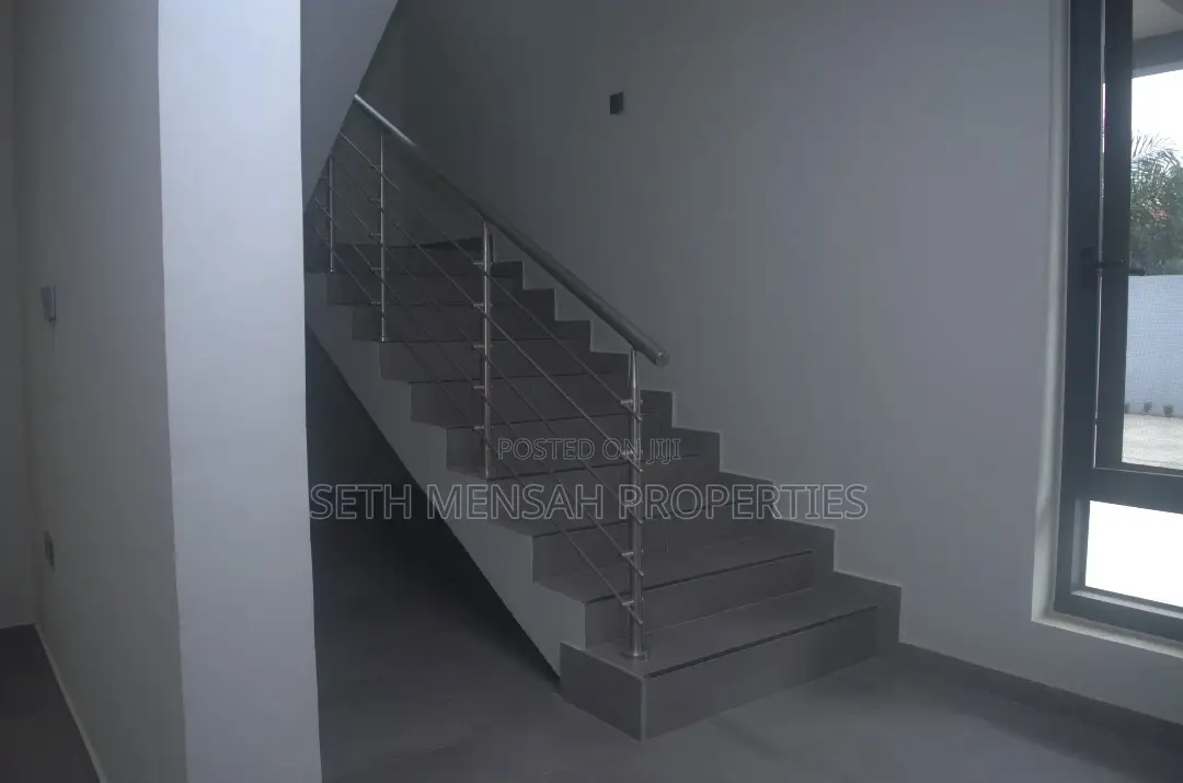 4bdrm Townhouse/Terrace in Skm, North Legon for sale