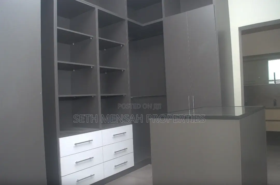 4bdrm Townhouse/Terrace in Skm, North Legon for sale