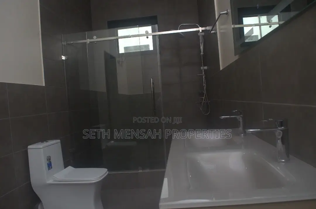 4bdrm Townhouse/Terrace in Skm, North Legon for sale