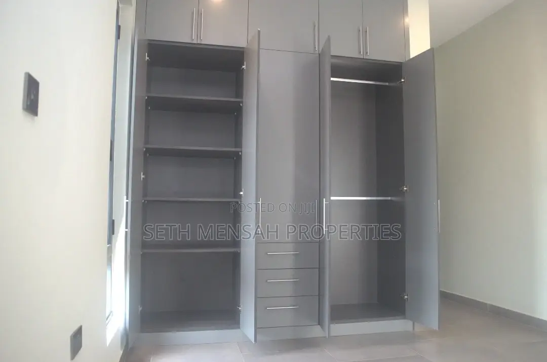 4bdrm Townhouse/Terrace in Skm, North Legon for sale