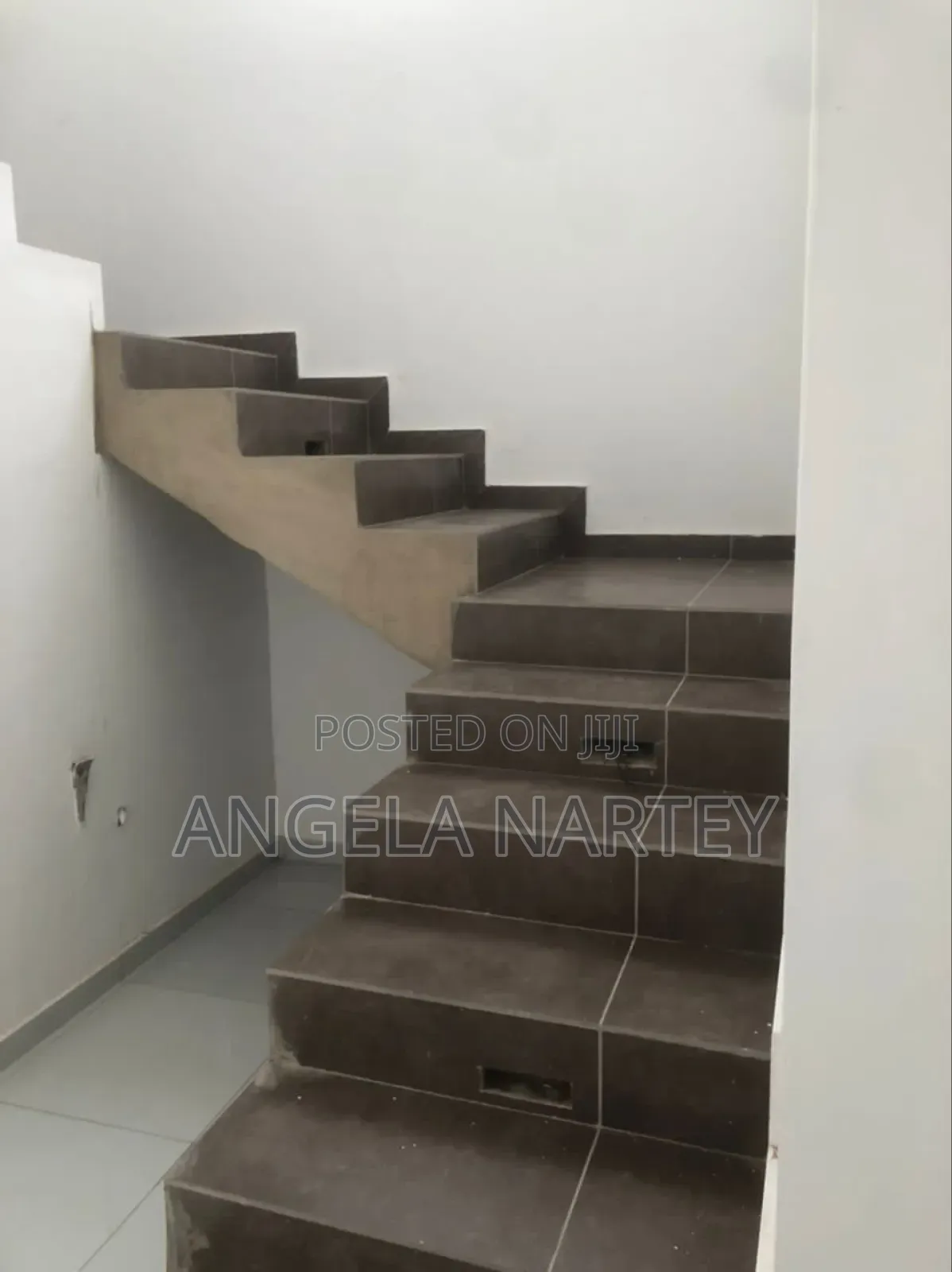 5bdrm House in North Celebrity, Tema Metropolitan for sale