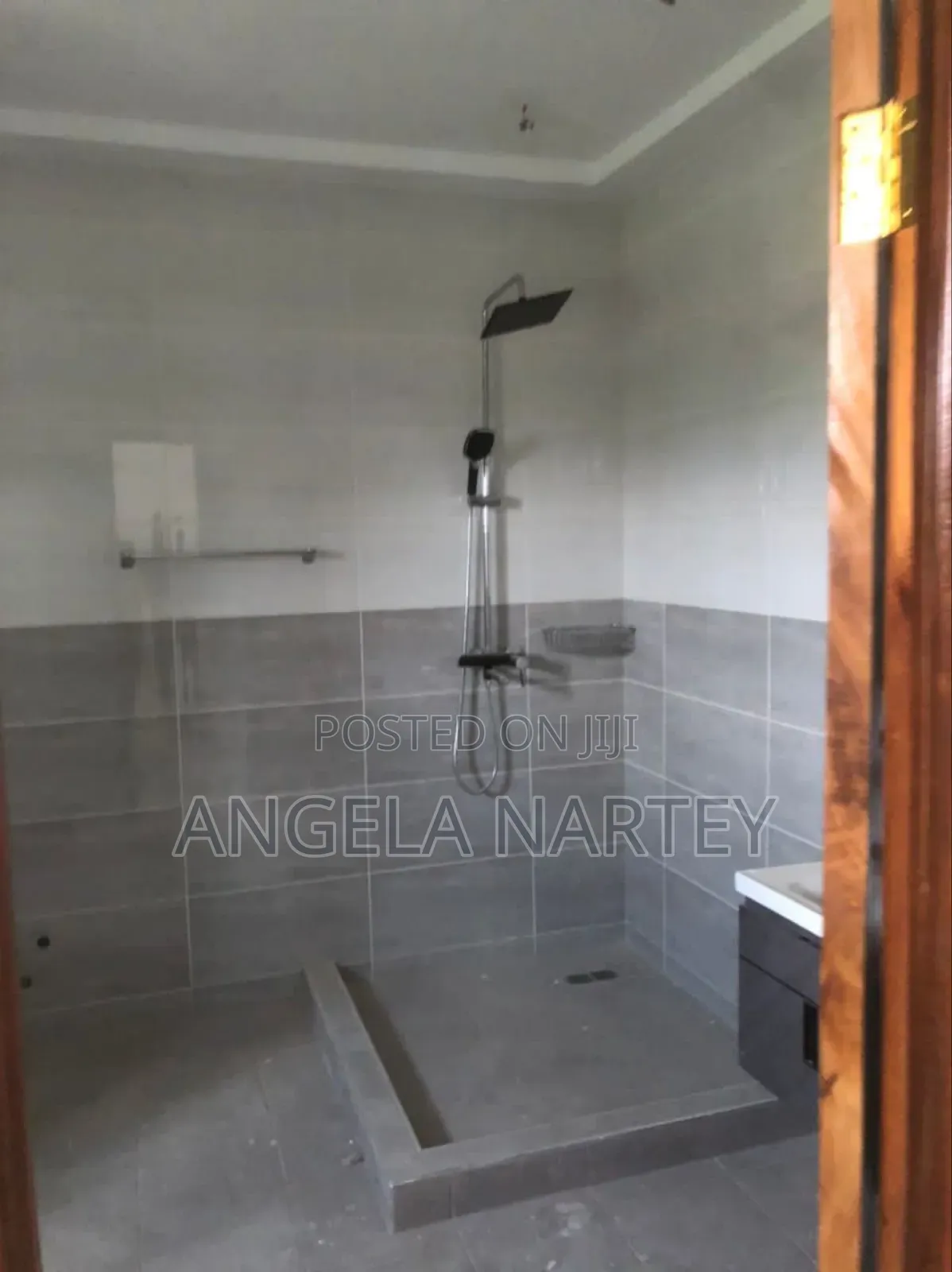 5bdrm House in North Celebrity, Tema Metropolitan for sale