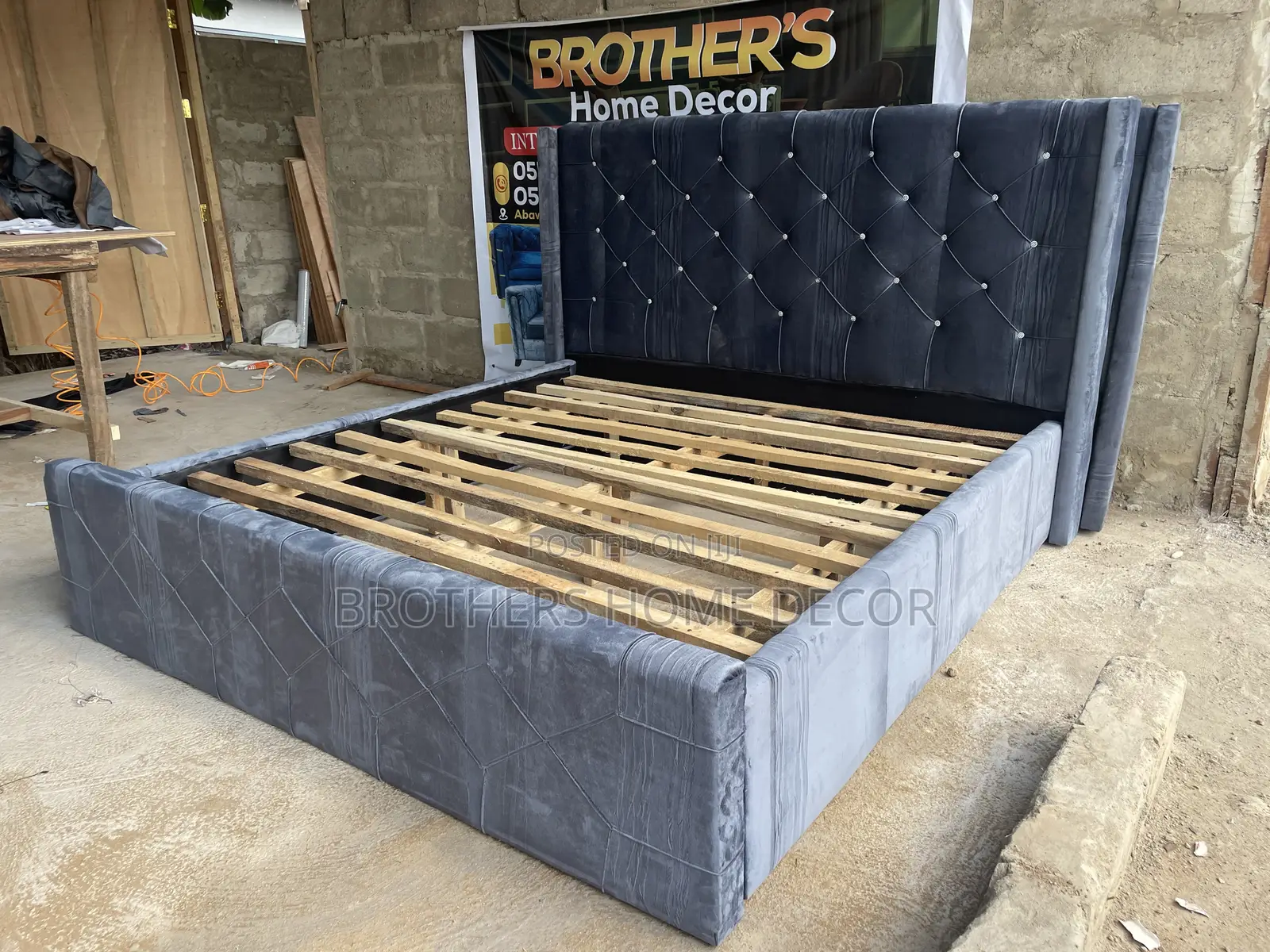 Morden Grey Queen Size Bedframe for Standard Room