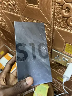 New Samsung Galaxy S10 128 GB Black