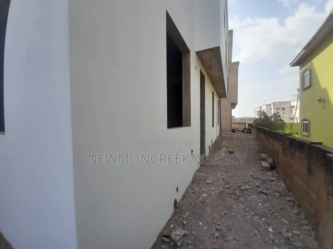 5bdrm Duplex in Adjirigannor, Accra Metropolitan for sale