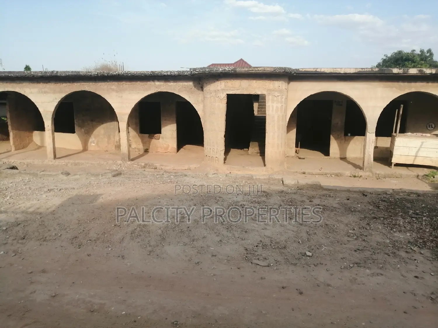 16bdrm House in Kotei Deduako, Kumasi Metropolitan for sale