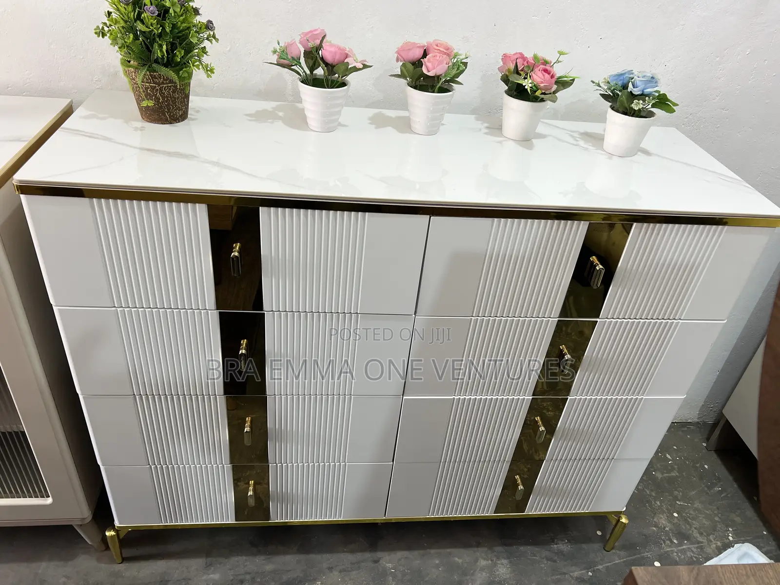 Very Spacious Console With Drawers