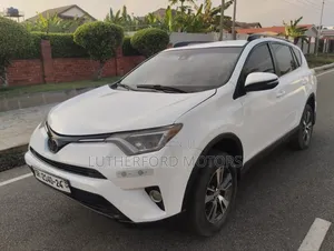 Toyota RAV4 XLE 4dr SUV (2.5L 4cyl 6A) 2018 White