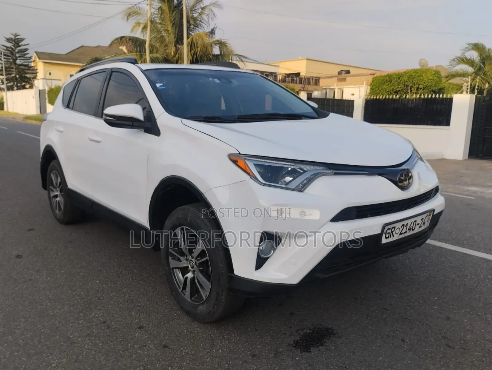 Toyota RAV4 XLE 4dr SUV (2.5L 4cyl 6A) 2018 White