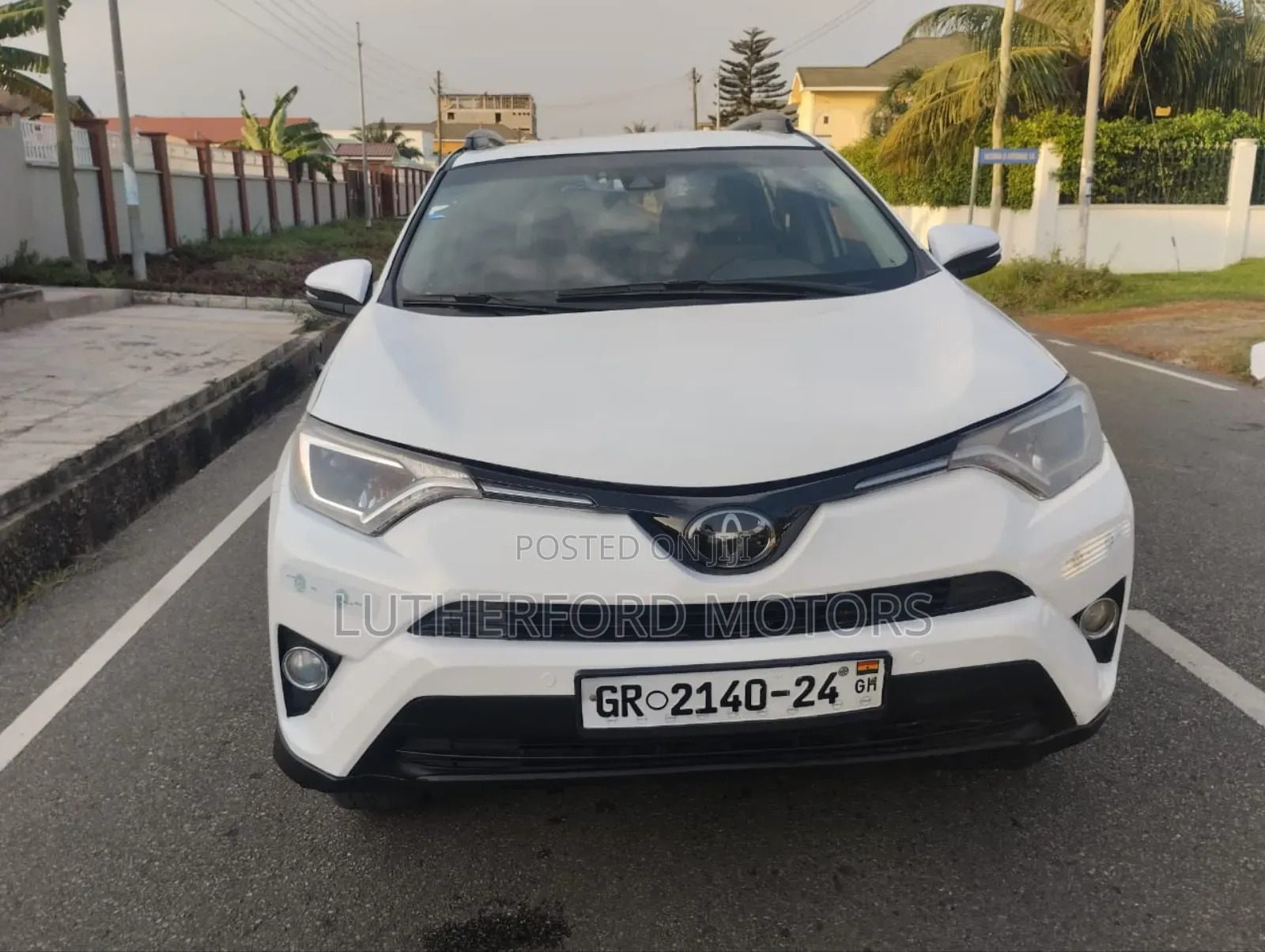Toyota RAV4 XLE 4dr SUV (2.5L 4cyl 6A) 2018 White