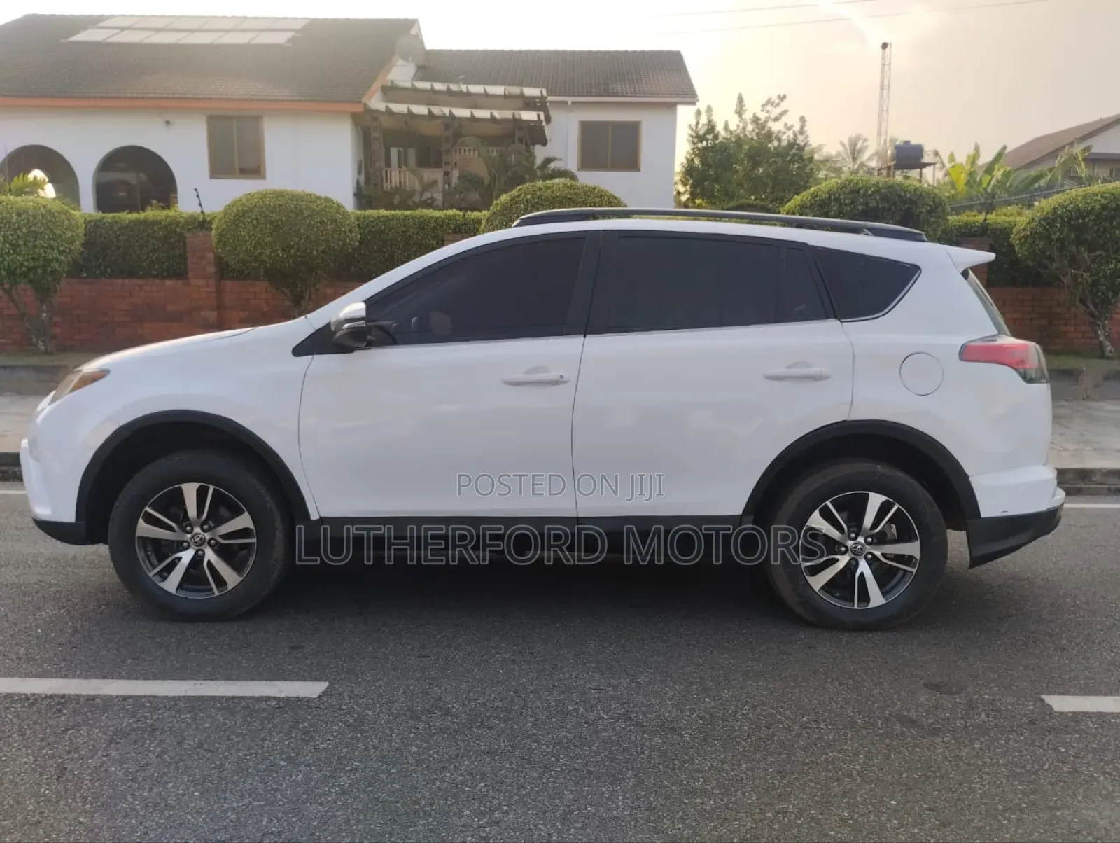 Toyota RAV4 XLE 4dr SUV (2.5L 4cyl 6A) 2018 White